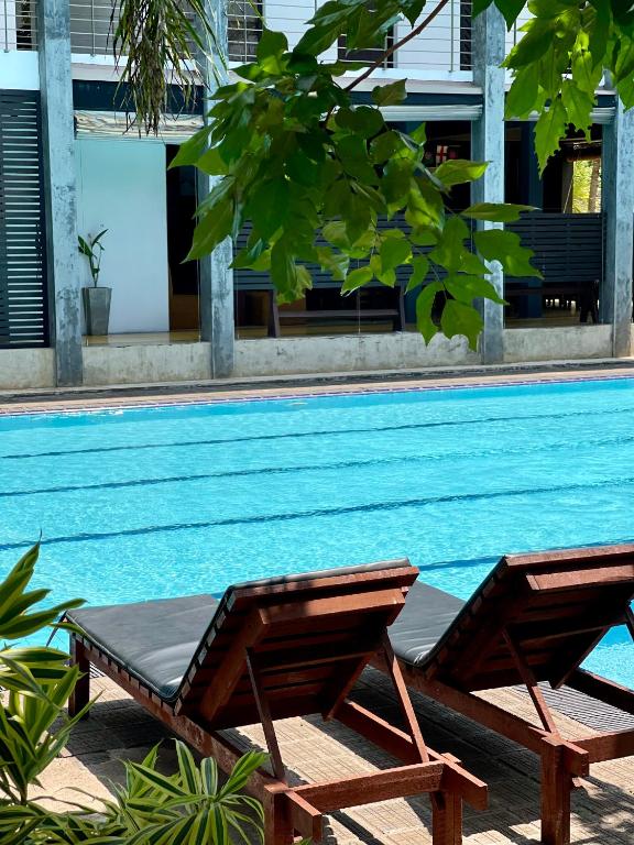 Bazén v ubytování Olanro Hotel Negombo nebo v jeho okolí