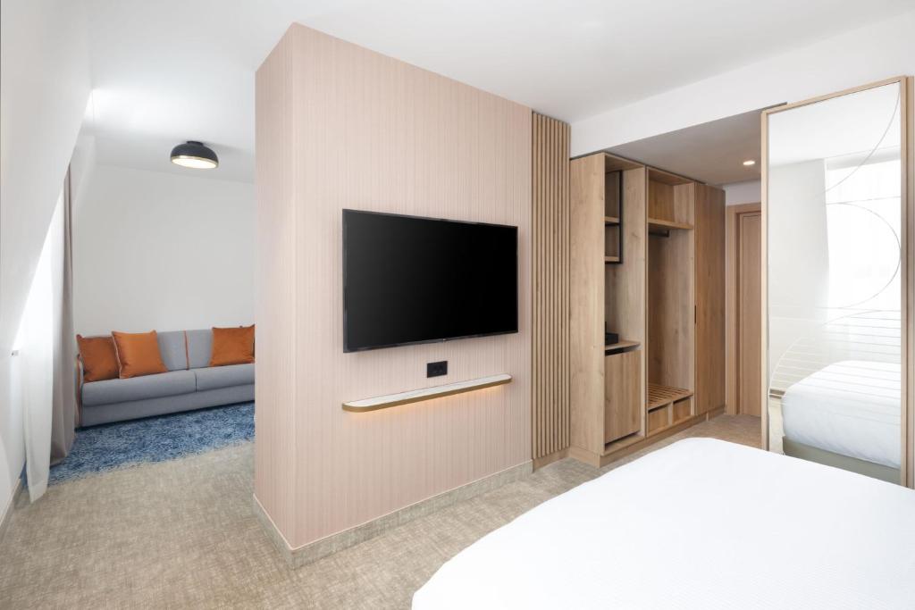 Postel nebo postele na pokoji v ubytování Courtyard by Marriott Cluj - Napoca Downtown