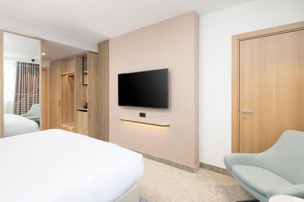 TV a/nebo společenská místnost v ubytování Courtyard by Marriott Cluj - Napoca Downtown