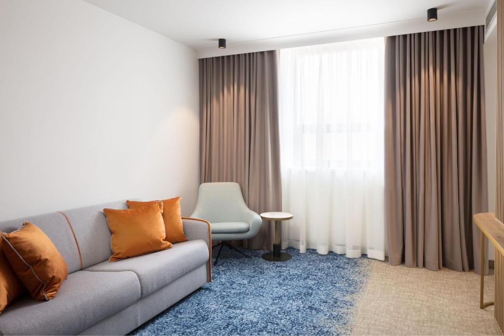 Posezení v ubytování Courtyard by Marriott Cluj - Napoca Downtown