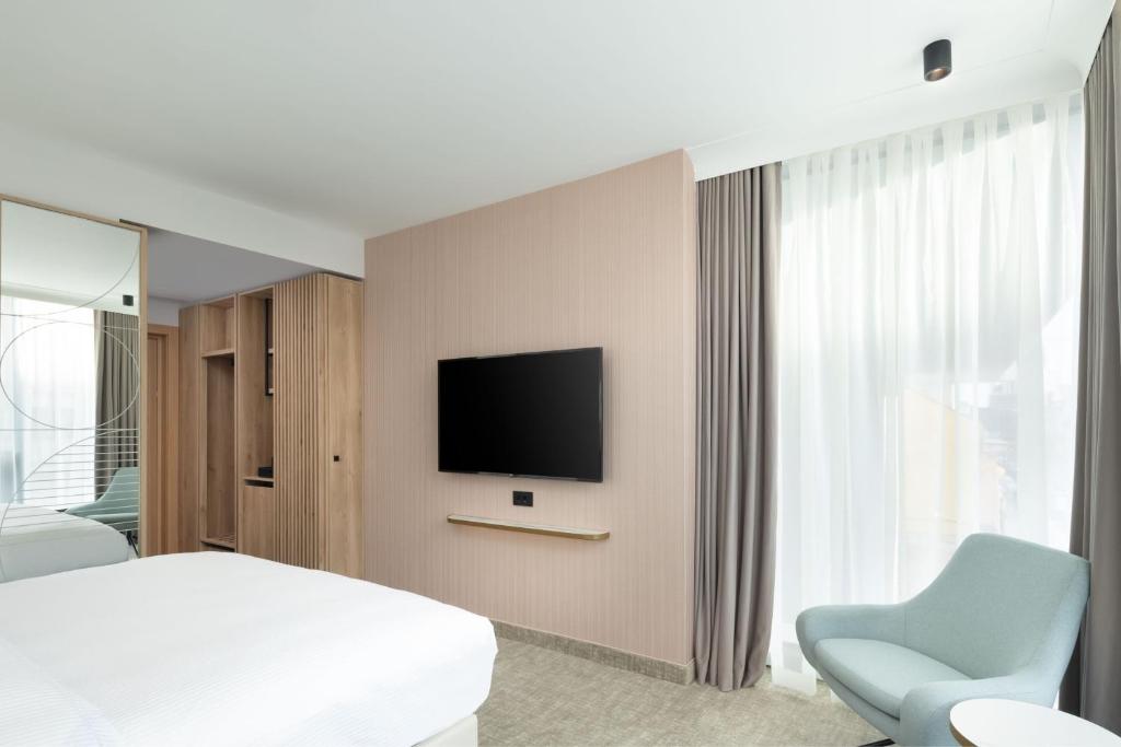 TV a/nebo společenská místnost v ubytování Courtyard by Marriott Cluj - Napoca Downtown