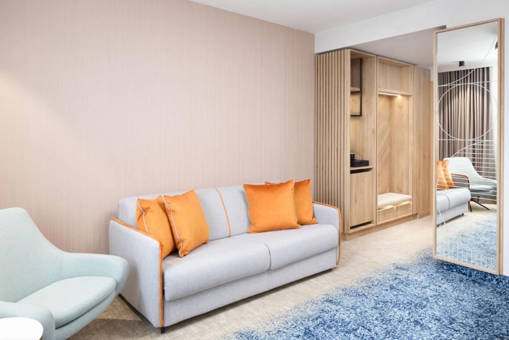 Posezení v ubytování Courtyard by Marriott Cluj - Napoca Downtown