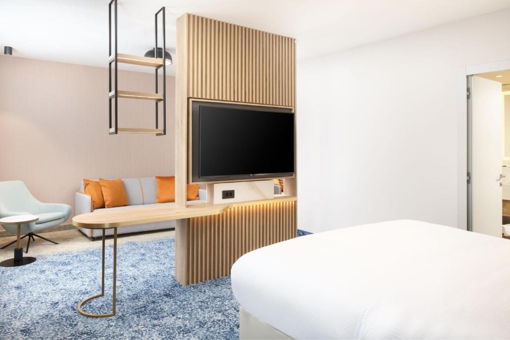 TV a/nebo společenská místnost v ubytování Courtyard by Marriott Cluj - Napoca Downtown