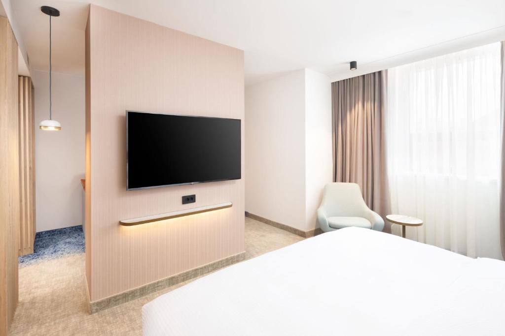 TV a/nebo společenská místnost v ubytování Courtyard by Marriott Cluj - Napoca Downtown