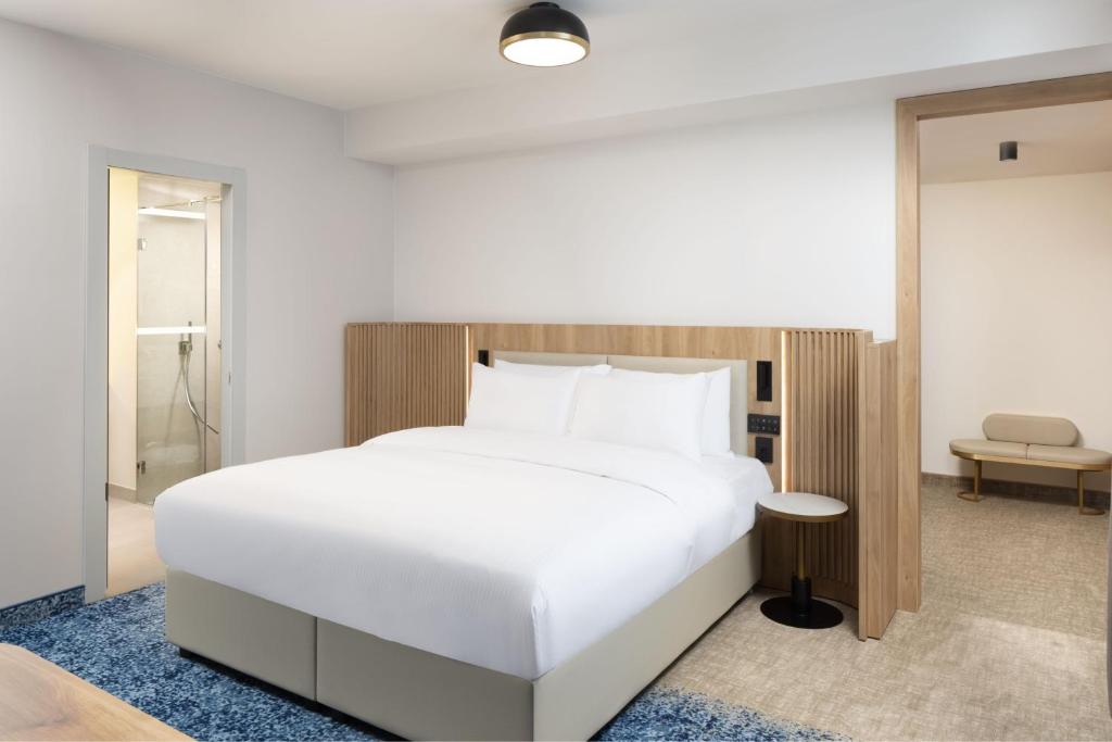 Postel nebo postele na pokoji v ubytování Courtyard by Marriott Cluj - Napoca Downtown