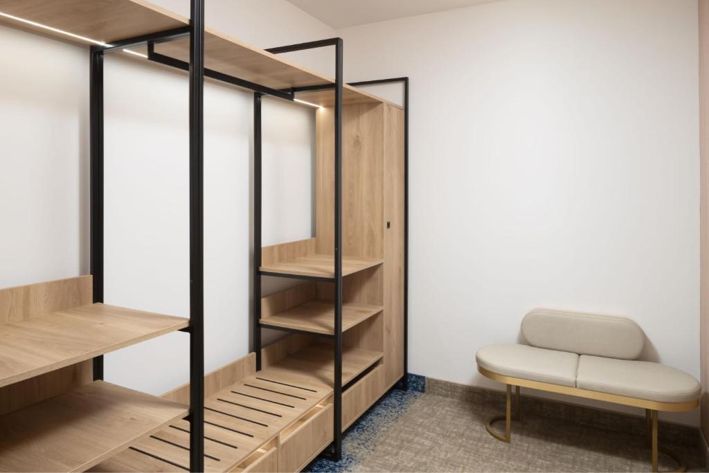 Postel nebo postele na pokoji v ubytování Courtyard by Marriott Cluj - Napoca Downtown