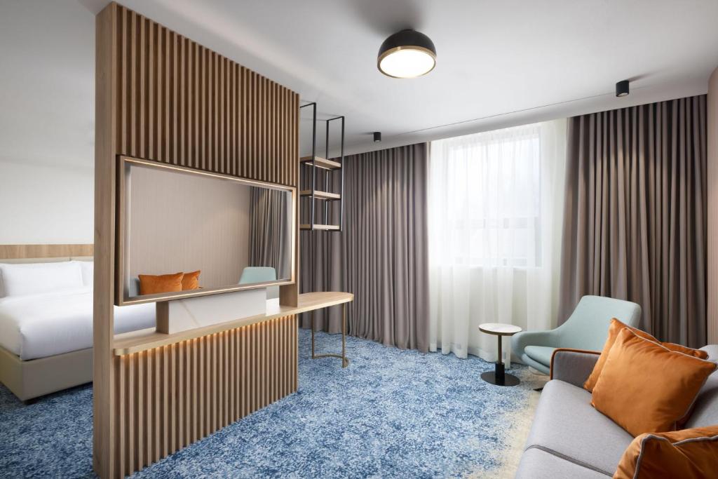 TV a/nebo společenská místnost v ubytování Courtyard by Marriott Cluj - Napoca Downtown