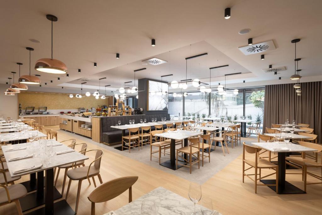 Restaurace v ubytování Courtyard by Marriott Cluj - Napoca Downtown