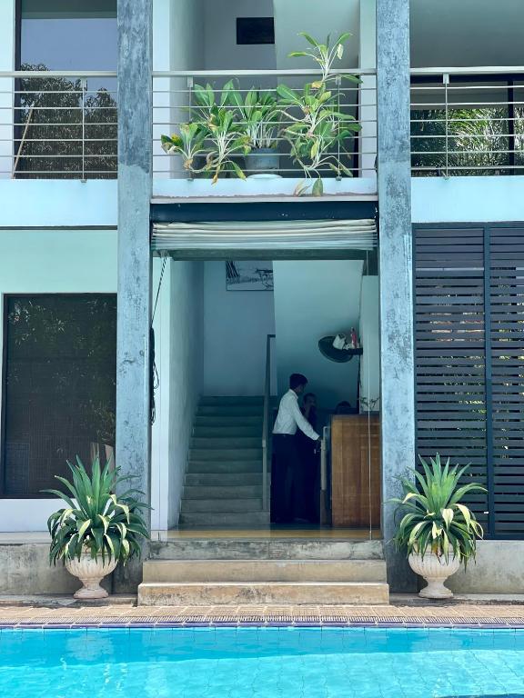 Bazén v ubytování Olanro Hotel Negombo nebo v jeho okolí
