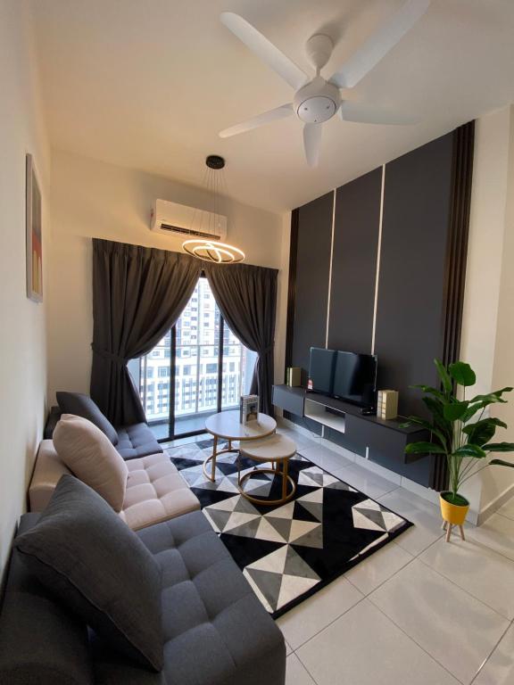 sala de estar con sofá y TV en Luxury Design Msuite Desa Park City Bandar Menjalara, en Kuala Lumpur