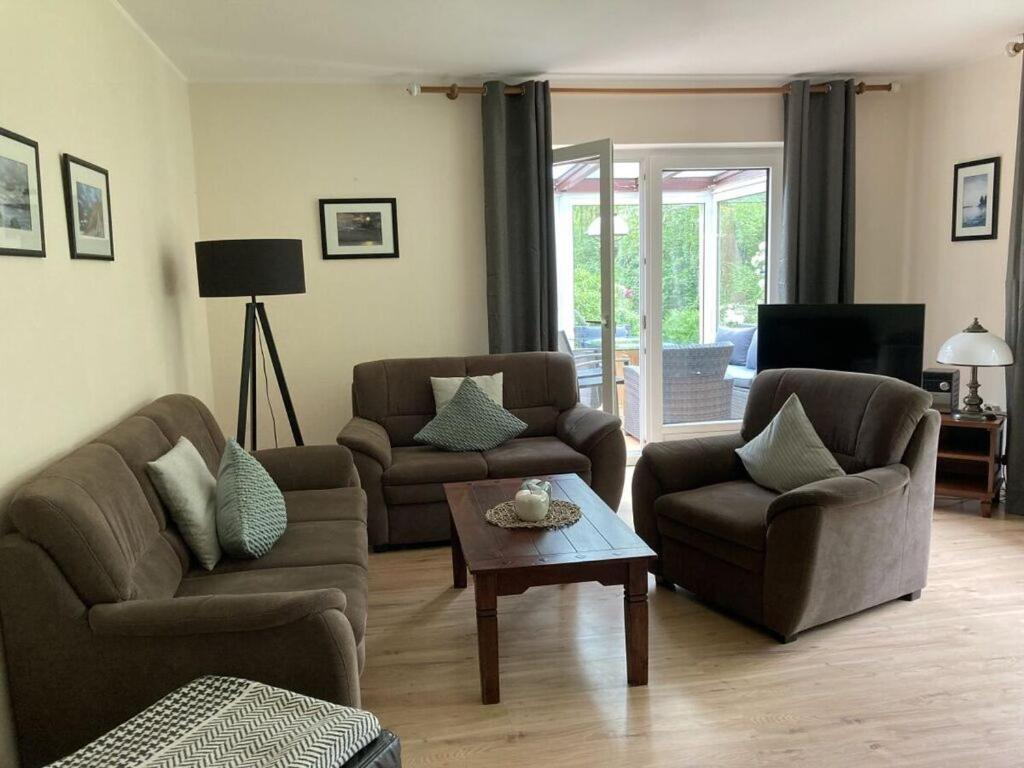 ein Wohnzimmer mit 2 Sofas und einem Couchtisch in der Unterkunft Holiday home Heinrich in Kappeler Niederstrich