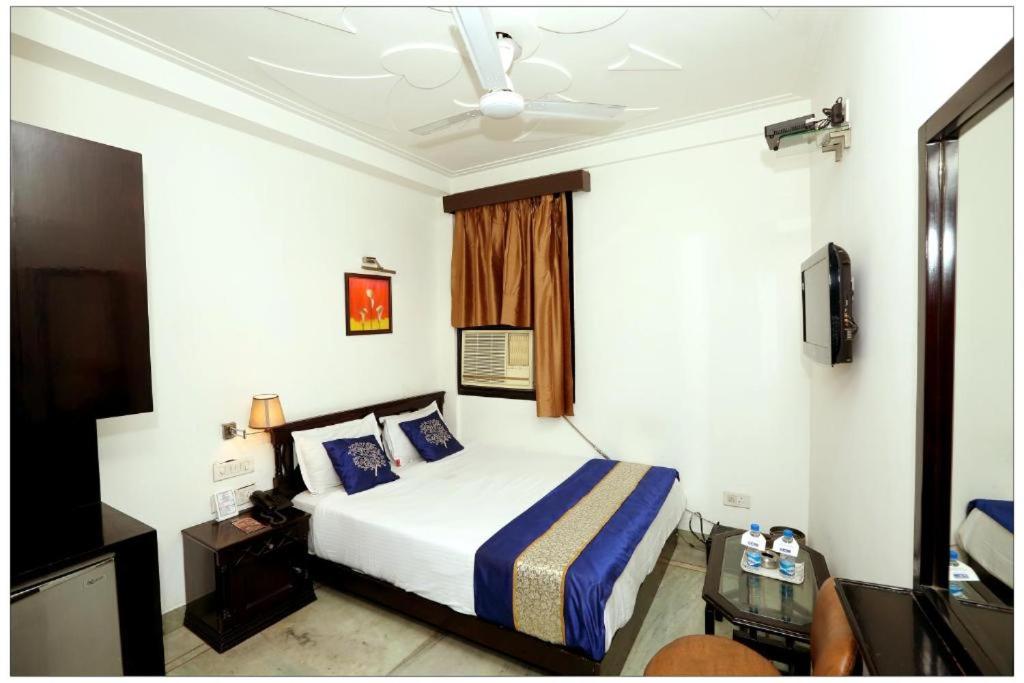 Postel nebo postele na pokoji v ubytování Hotel The R Blues Near New Delhi Airport
