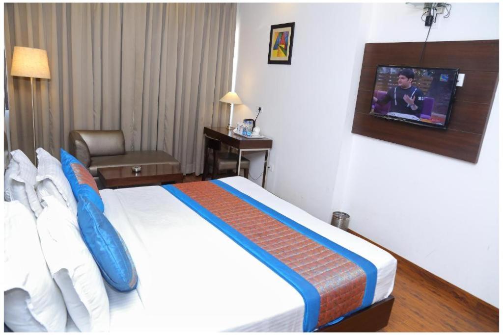 Postel nebo postele na pokoji v ubytování Hotel The R Blues Near New Delhi Airport