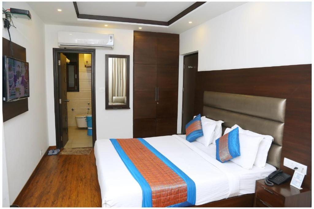 Postel nebo postele na pokoji v ubytování Hotel The R Blues Near New Delhi Airport