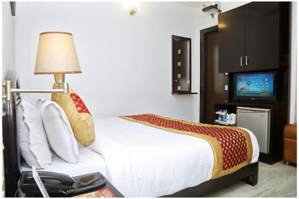 Postel nebo postele na pokoji v ubytování Hotel The R Blues Near New Delhi Airport