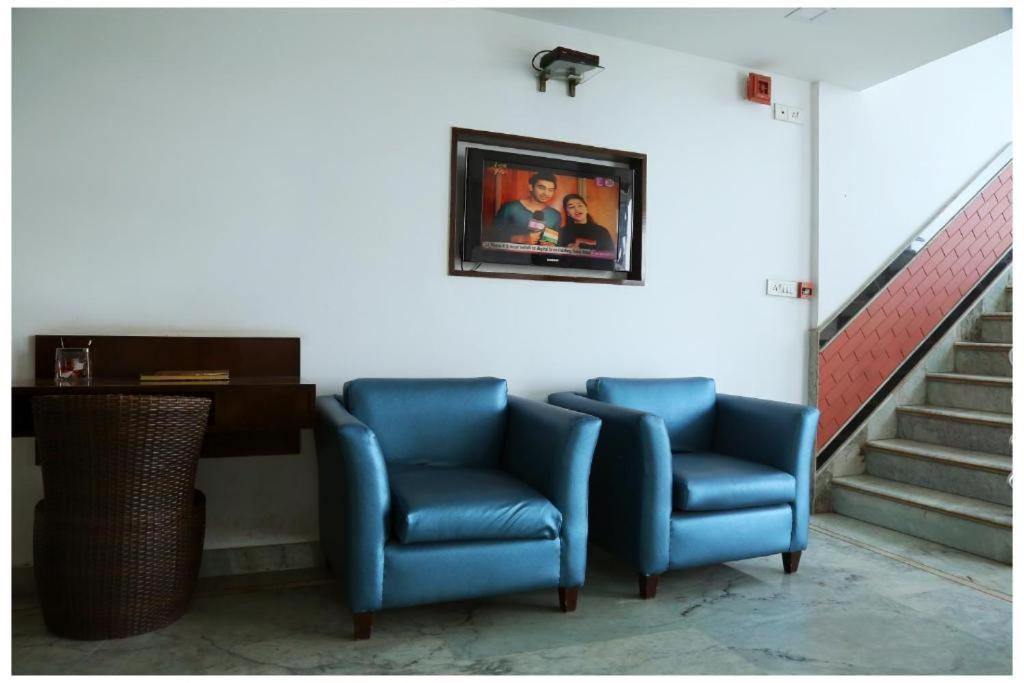 Posezení v ubytování Hotel The R Blues Near New Delhi Airport