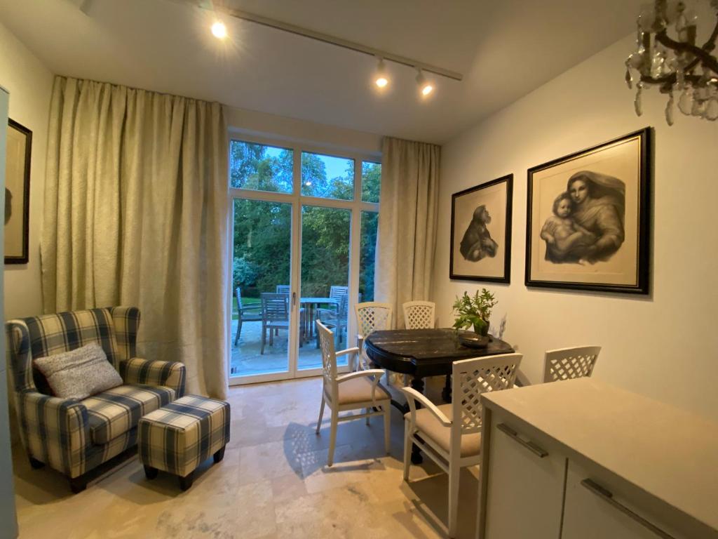 een keuken en een woonkamer met een tafel en stoelen bij Haus Mathilda in Papstdorf