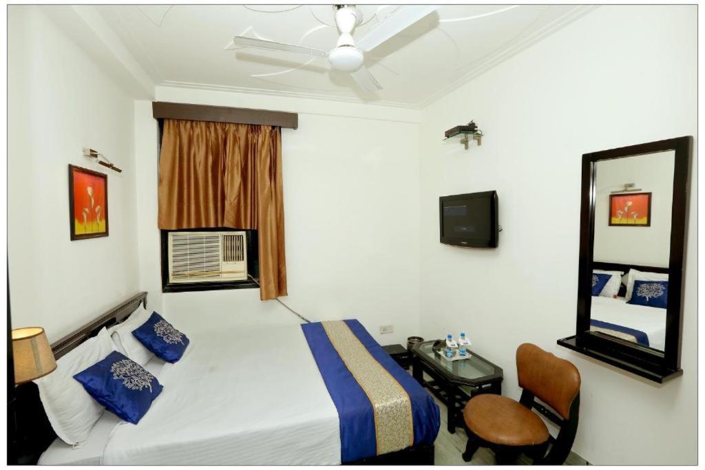 Postel nebo postele na pokoji v ubytování Hotel The R Blues Near New Delhi Airport
