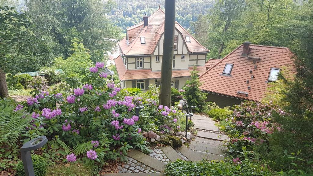 een huis met bloemen ervoor bij Villa Sonnenburg in Bad Schandau