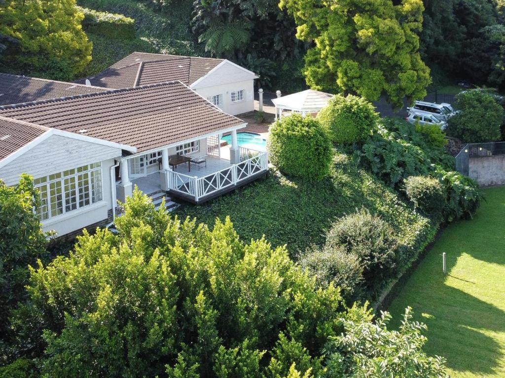 - une vue aérienne sur une maison blanche avec une cour dans l'établissement Athlone Lodge, à Pietermaritzburg