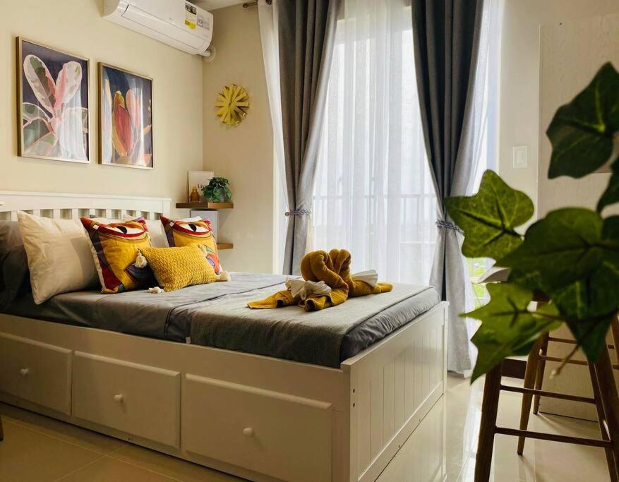 Una cama con animales de peluche en un dormitorio en Moonlight Melody Suite, en Basbas