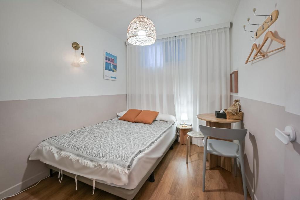 - une petite chambre avec un lit et une table dans l'établissement SSH Myeongdong Dongdo Hostel, à Séoul