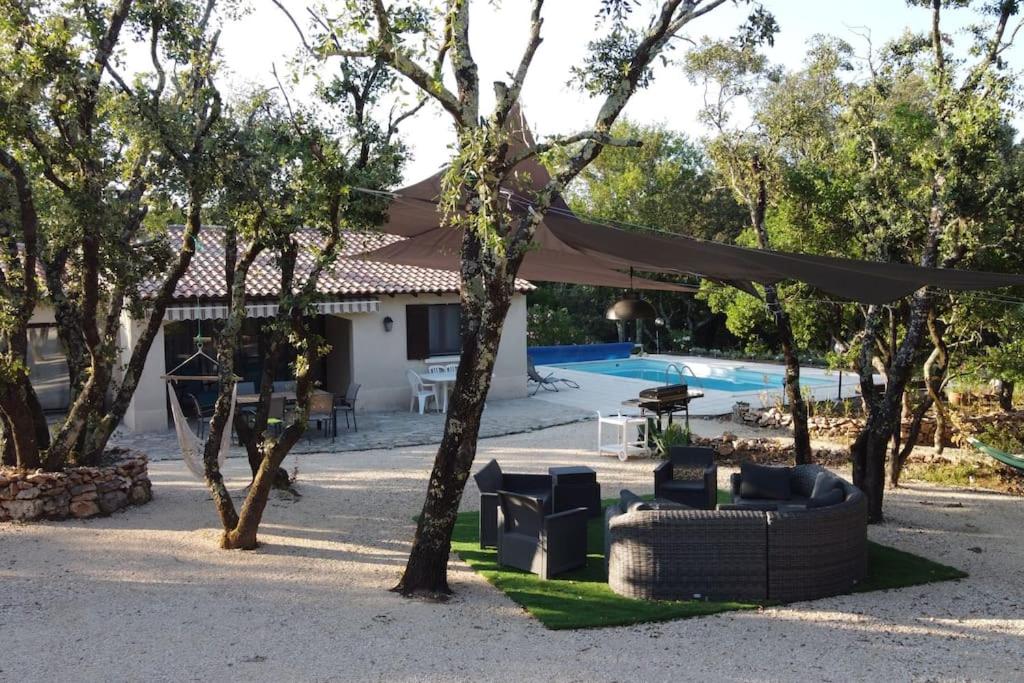 Κήπος έξω από το Villa avec piscine sur terrain clôt