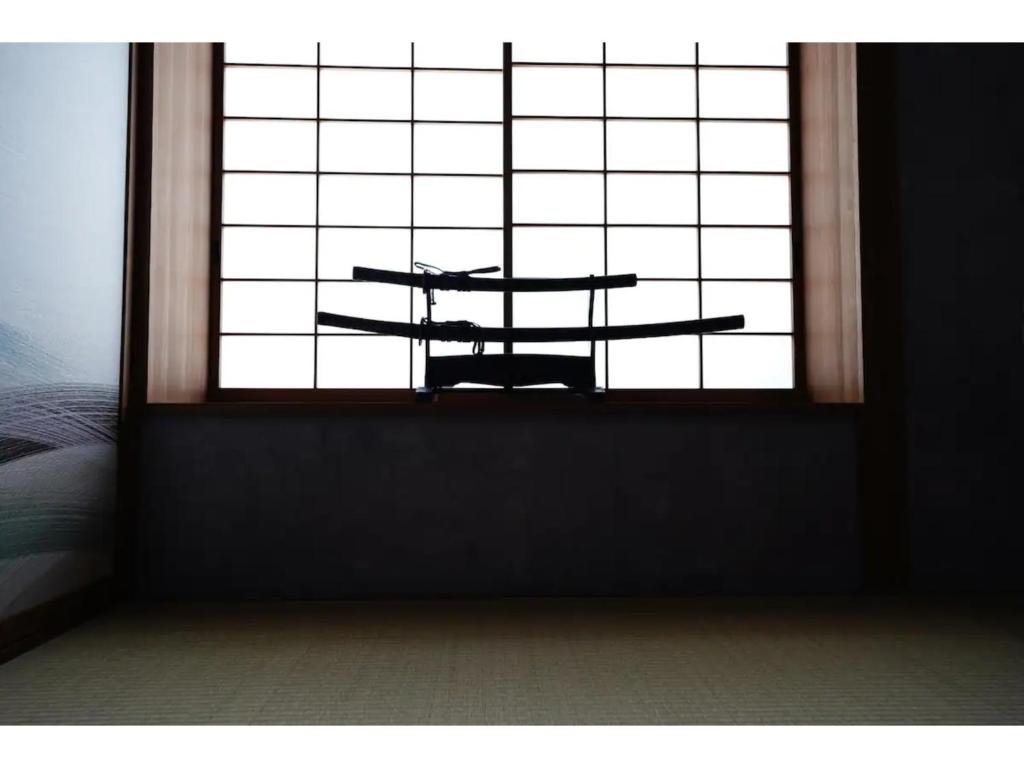 okno z krzesłem przed nim w obiekcie YAKATA - Vacation STAY 58660v w mieście Yuzawa