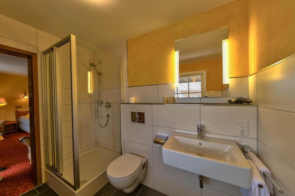 Koupelna v ubytování Hotel Sonneneck Titisee -Adults Only-