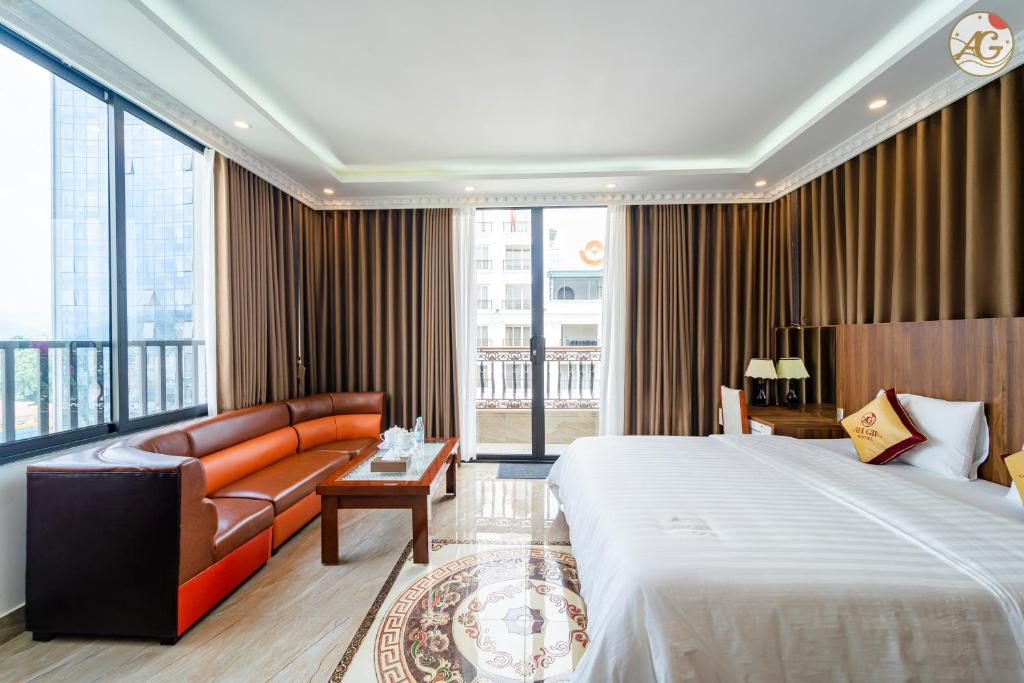 una camera d'albergo con letto e divano di Tamundi Cao Bằng- An Gia Hotel- City Center a Hoàng Ngà