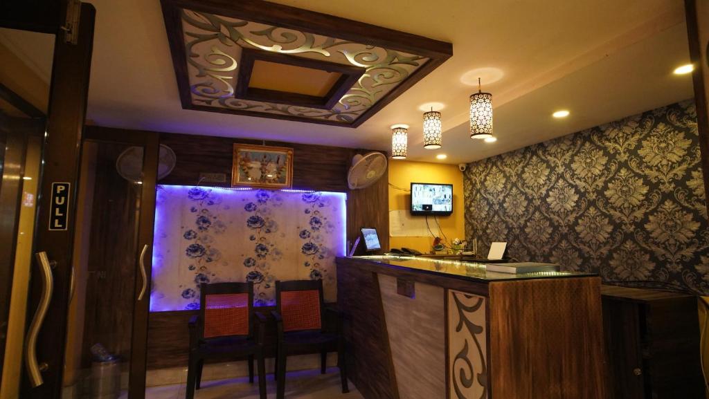 TV a/nebo společenská místnost v ubytování Hotel Shantinivas !! 100 Mts From TARAPITH TEMPLE !!