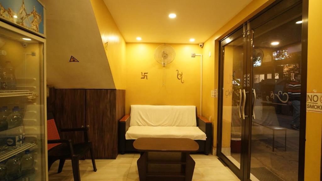 Posezení v ubytování Hotel Shantinivas !! 100 Mts From TARAPITH TEMPLE !!
