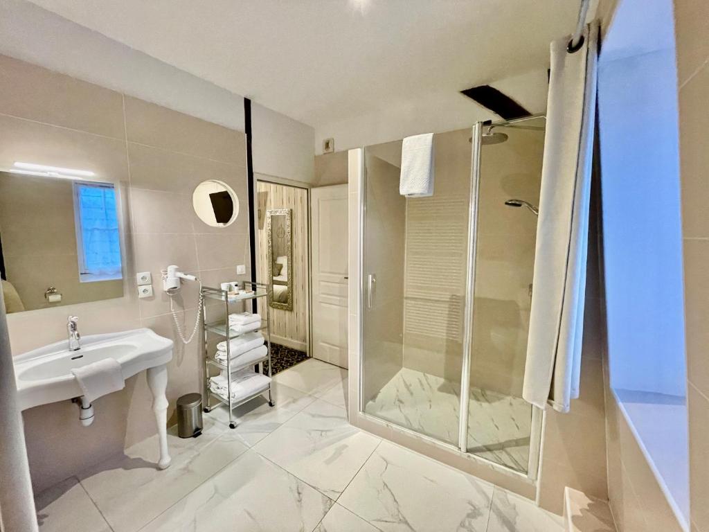 a bathroom with a sink and a shower at Le Pavillon des Lys - Hôtel Particulier in Amboise