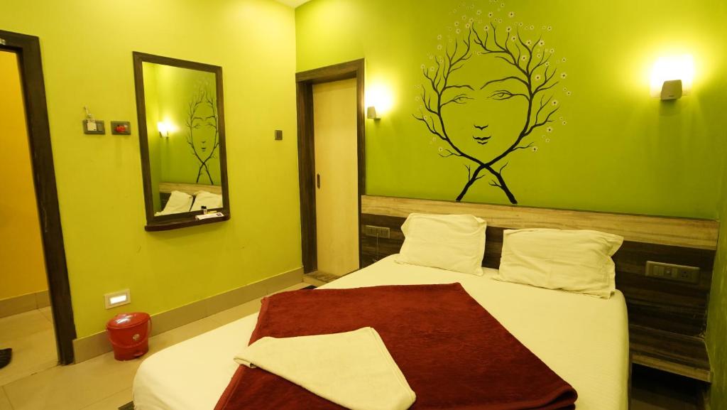 Postel nebo postele na pokoji v ubytování Hotel Shantinivas !! 100 Mts From TARAPITH TEMPLE !!