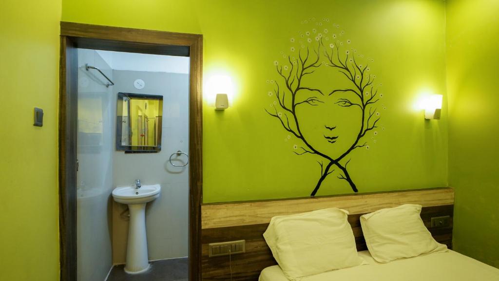 Koupelna v ubytování Hotel Shantinivas !! 100 Mts From TARAPITH TEMPLE !!