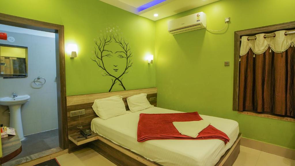 Postel nebo postele na pokoji v ubytování Hotel Shantinivas !! 100 Mts From TARAPITH TEMPLE !!