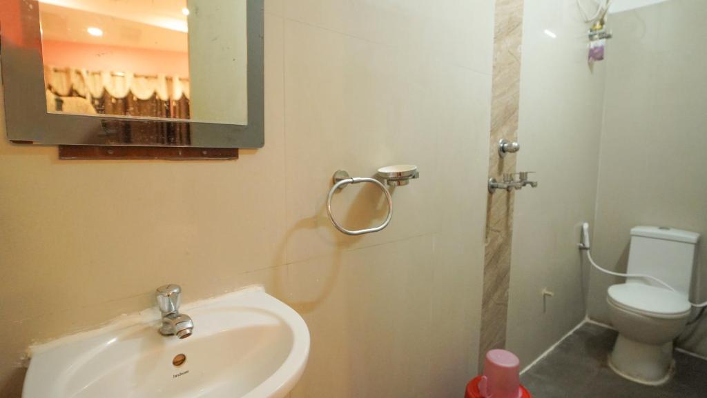 Koupelna v ubytování Hotel Shantinivas !! 100 Mts From TARAPITH TEMPLE !!