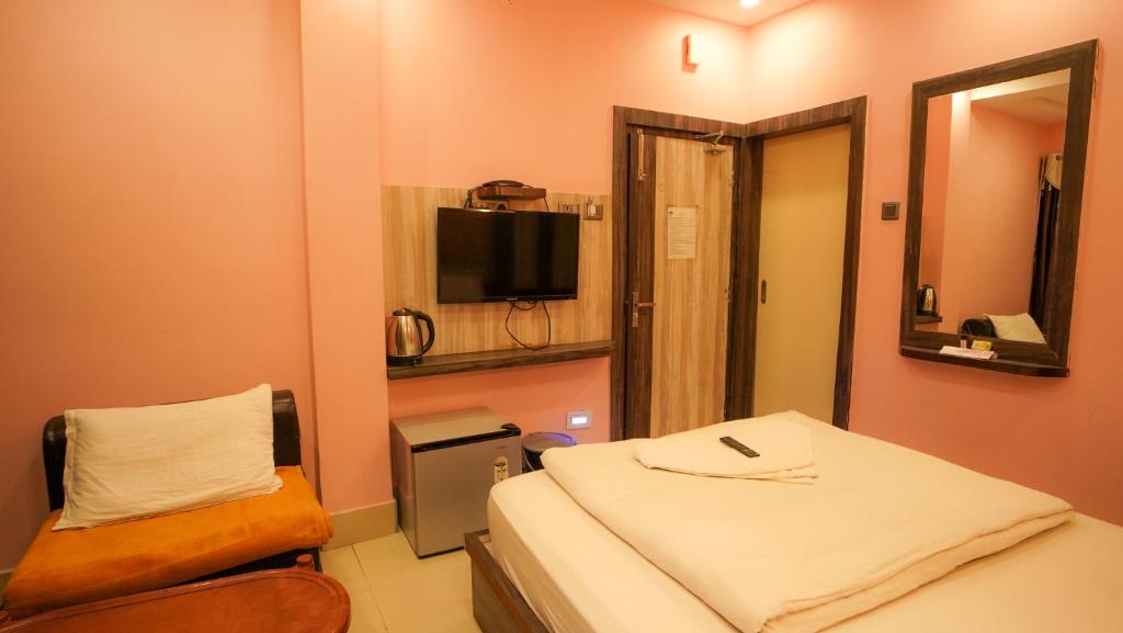 TV a/nebo společenská místnost v ubytování Hotel Shantinivas !! 100 Mts From TARAPITH TEMPLE !!