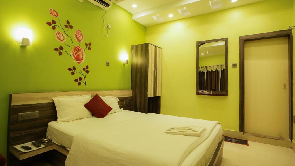 Postel nebo postele na pokoji v ubytování Hotel Shantinivas !! 100 Mts From TARAPITH TEMPLE !!
