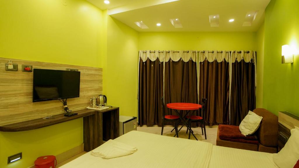 TV a/nebo společenská místnost v ubytování Hotel Shantinivas !! 100 Mts From TARAPITH TEMPLE !!