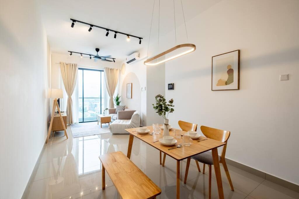 een witte woonkamer met een tafel en stoelen bij Muji Home Lavile KL Sunway Velocity 双威永乐城中文房东Pool in Kuala Lumpur