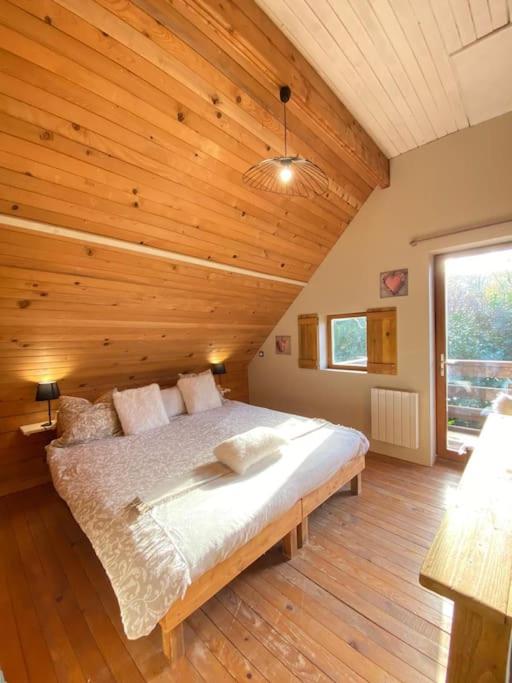 Postel nebo postele na pokoji v ubytování Chalet en bordure de forêt