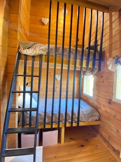 Postel nebo postele na pokoji v ubytování Chalet en bordure de forêt