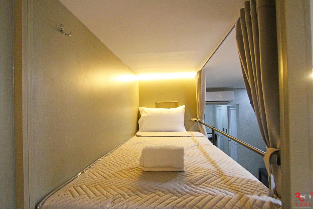 Habitación pequeña con cama en habitación pequeña en Kasa Boutique Hotel en Cebú