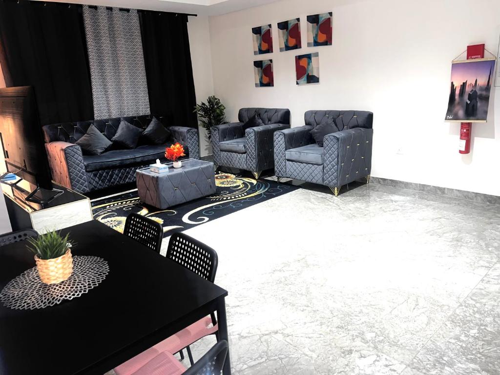 uma sala de estar com sofás e uma mesa em Luxurious 2 bedroom Apartment in Trade Center no Dubai