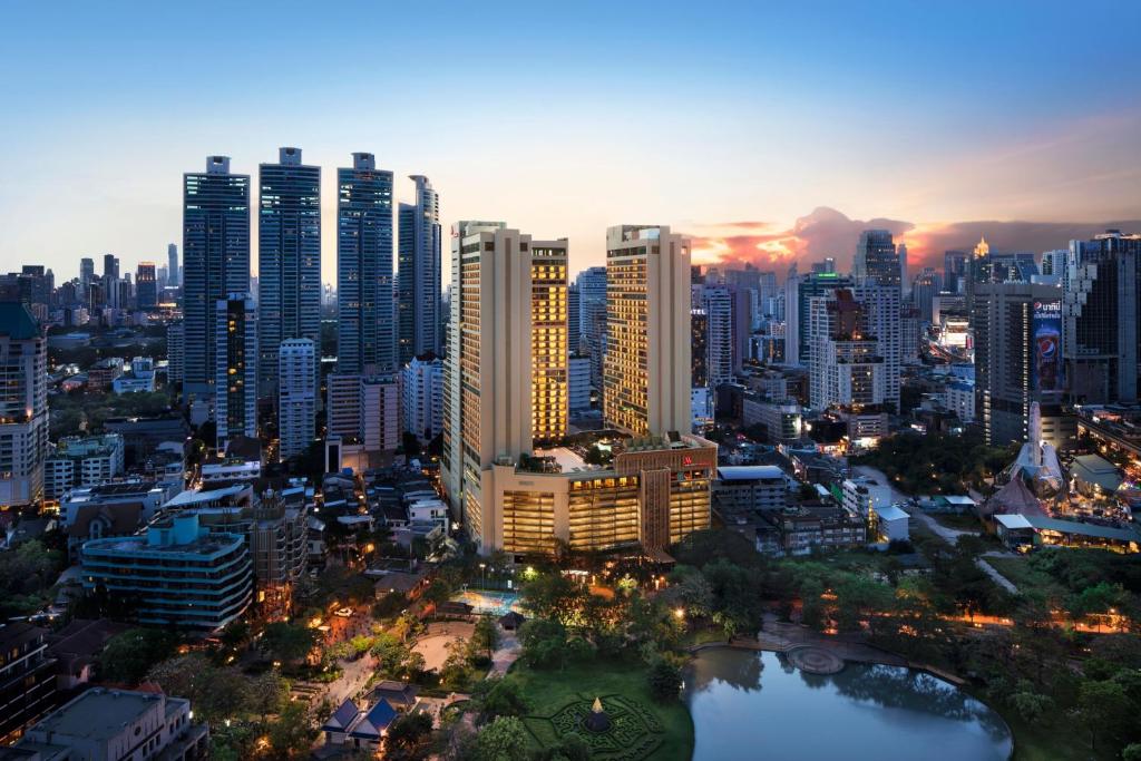 曼谷的住宿－曼谷皇后公園萬豪侯爵酒店，城市天际线,夜晚有高楼