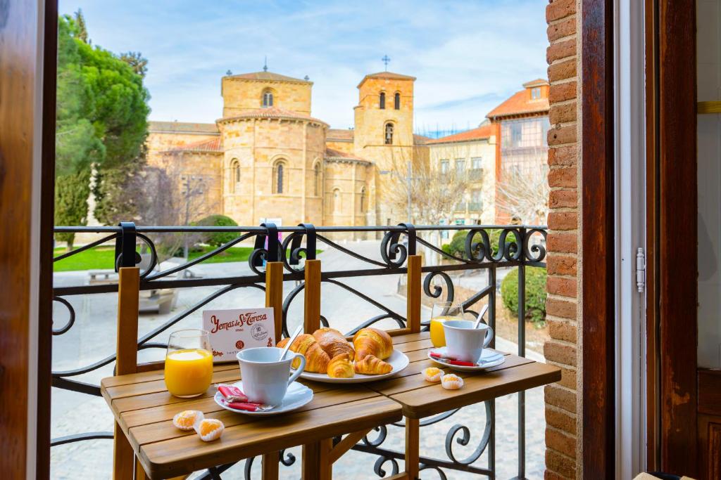 una mesa con un plato de repostería en el balcón en Balcony of the Wall I 1min to avila's ALCAZAR, en Ávila