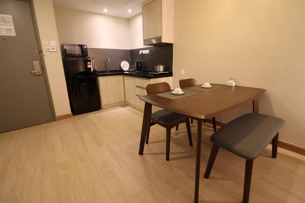 Kuchyň nebo kuchyňský kout v ubytování Crown Regency Serviced Suites