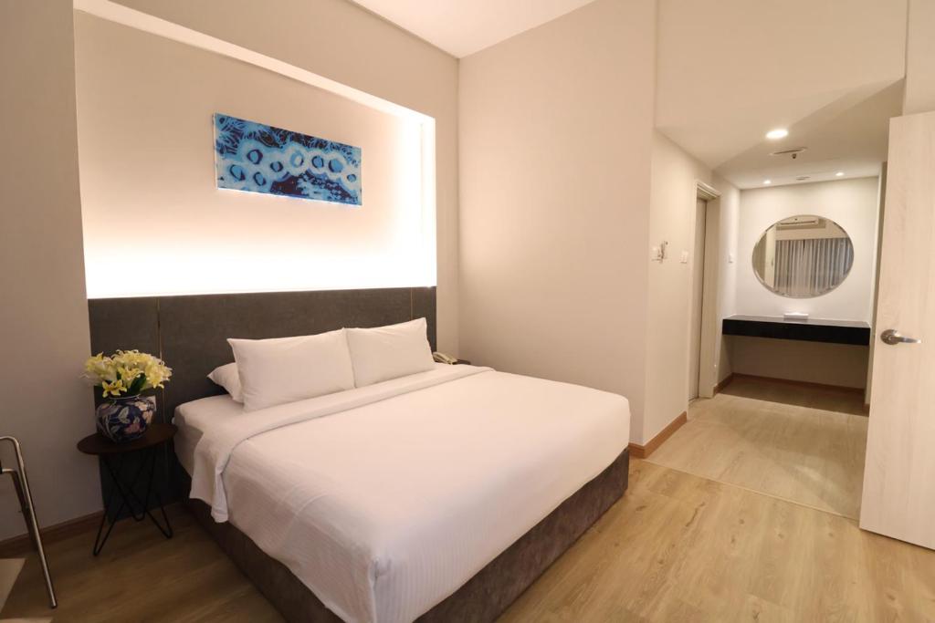 Postel nebo postele na pokoji v ubytování Crown Regency Serviced Suites