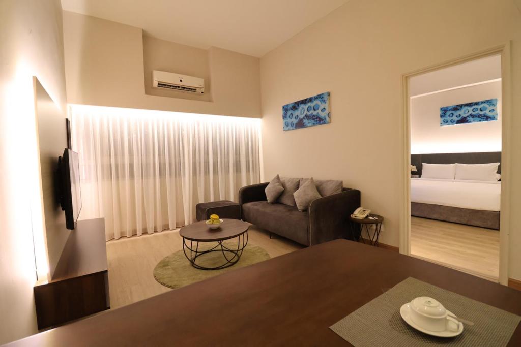 Postel nebo postele na pokoji v ubytování Crown Regency Serviced Suites